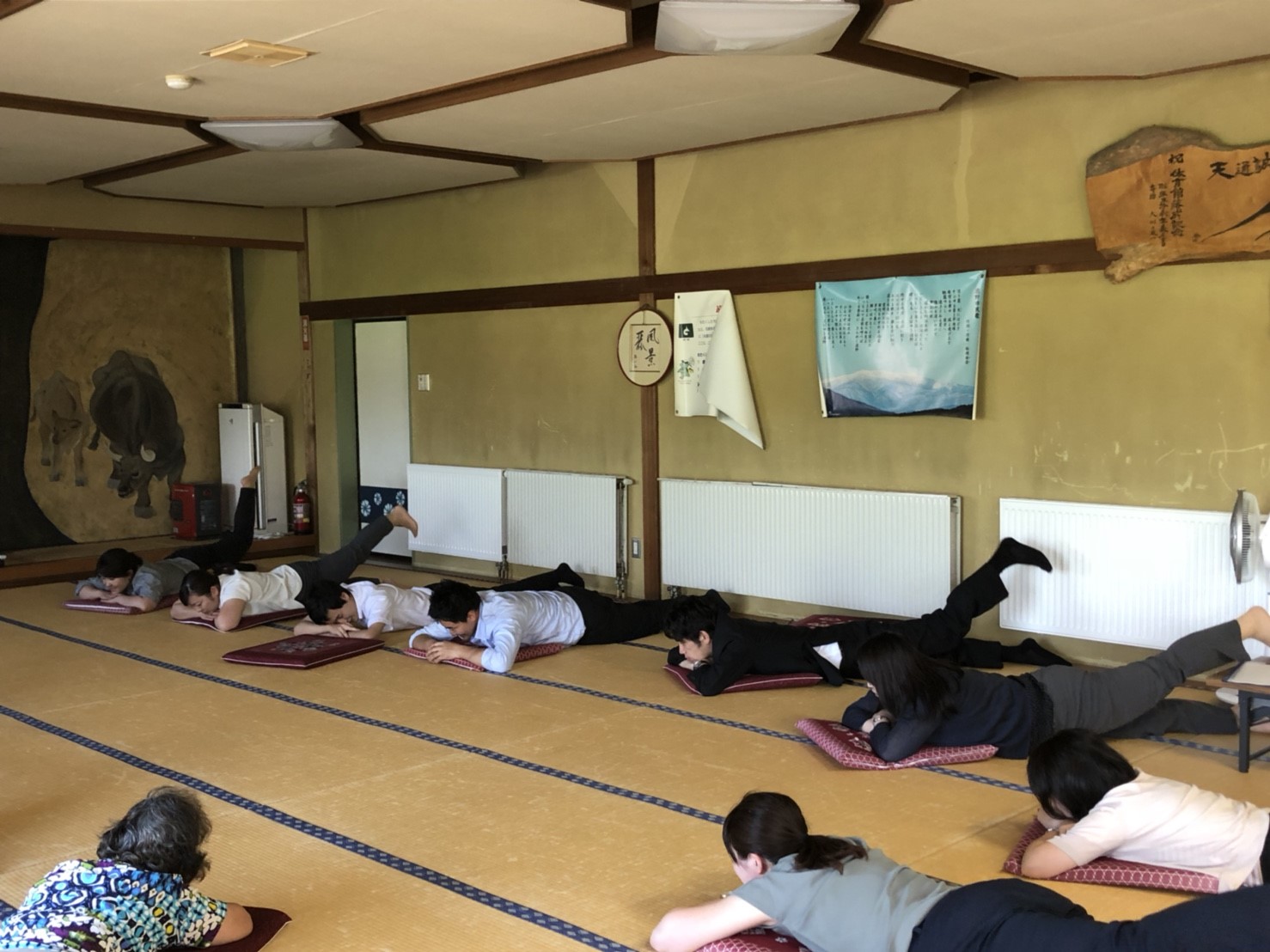 軽運動教室を体験する見学チーム