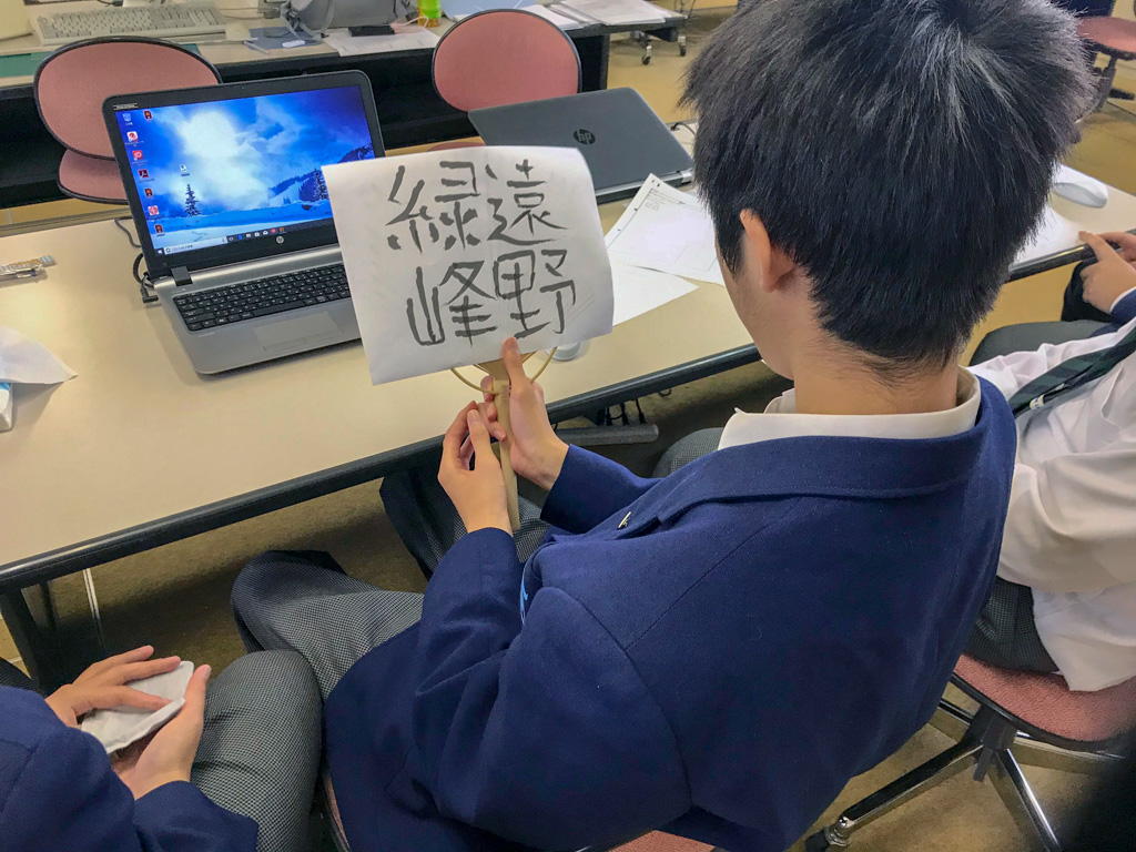 うちわのデザインを検討する生徒たち