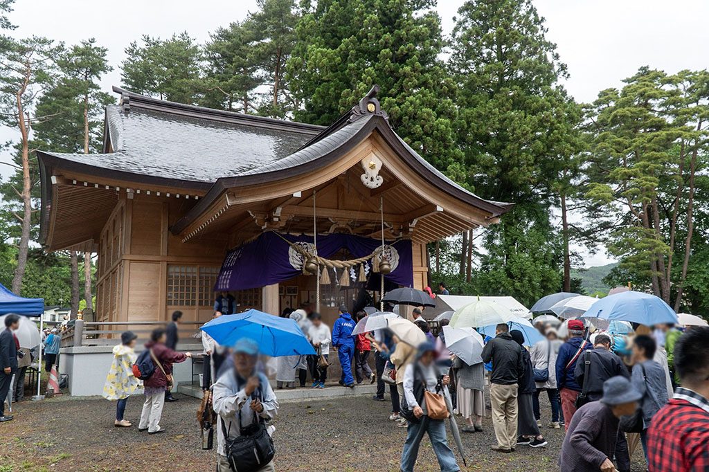 雨も関わらず観光客で溢れる、鬼越蒼前神社