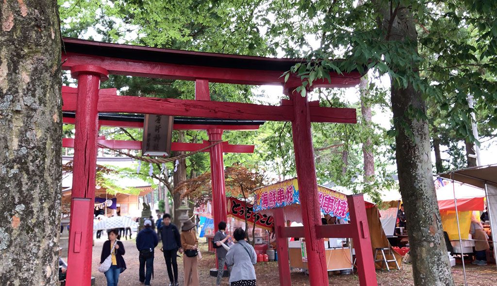 チャグチャグ馬コの出発前、たくさんの出店が立ち並び、賑わいをみせます