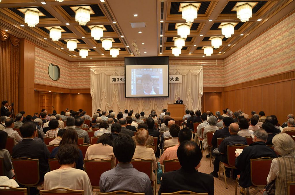 大勢の方が参加され、会場に熱気がこもります