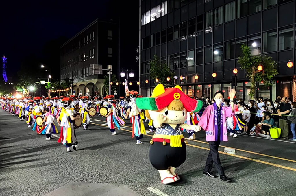 さんさ踊りの列を歩くちゃぐぽん
