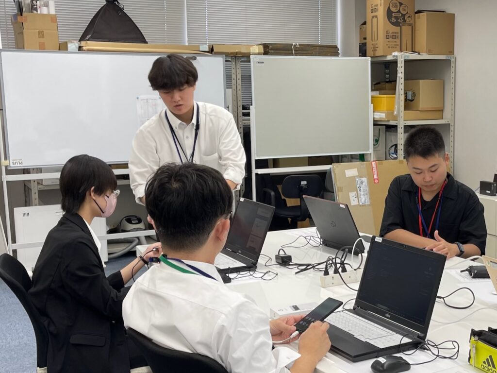 インターンシップ型連携授業で学生に演習を行なう社員