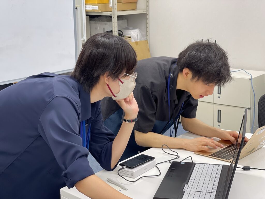 メンバーと協力して開発を進める学生さん達