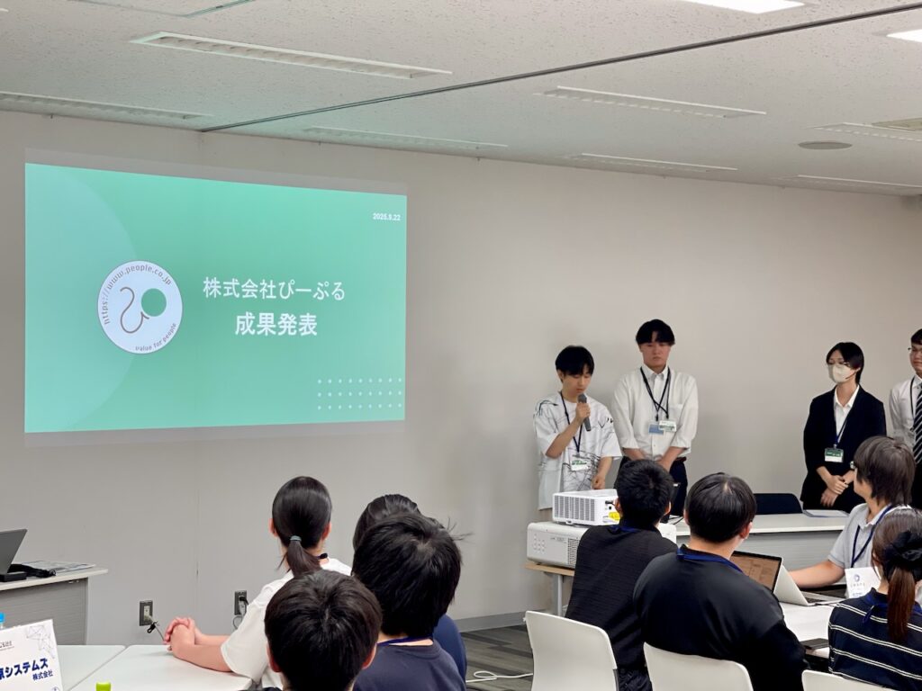 成果発表会で開発したアプリ機能を説明する様子